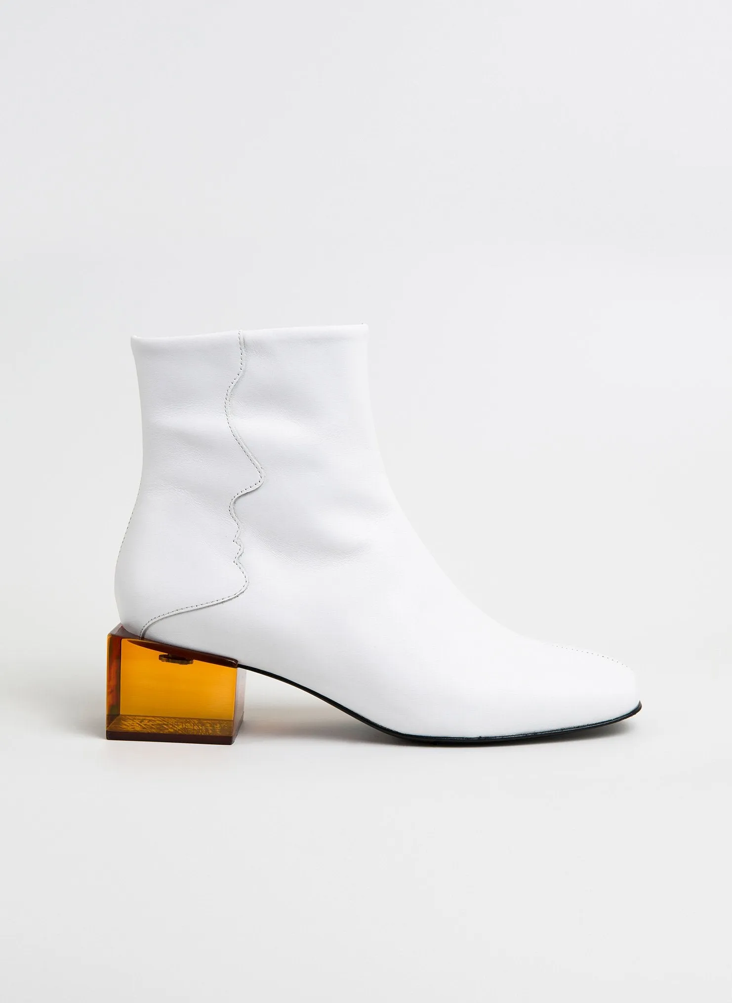 Boots Statuette White