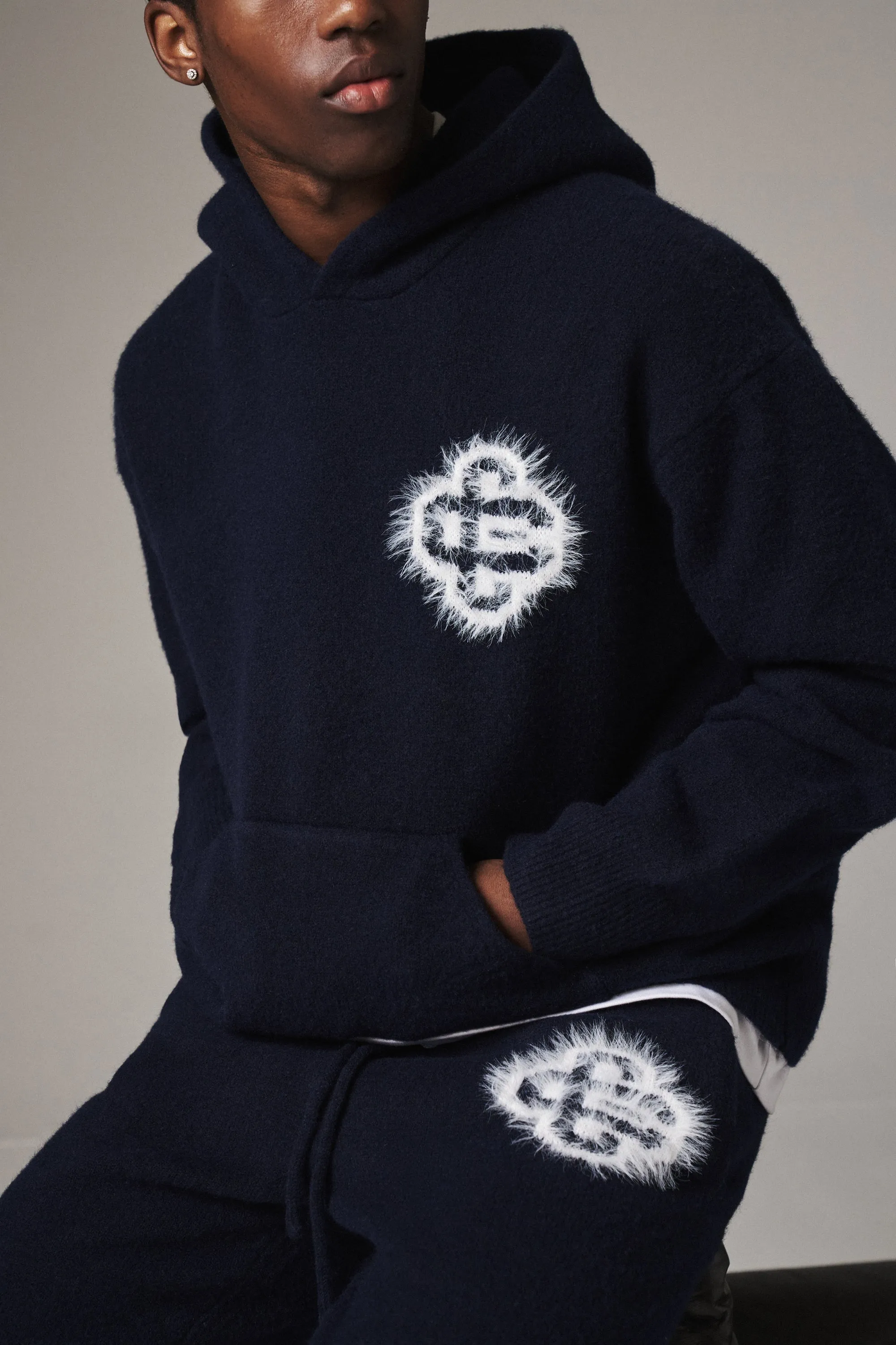 FLUFFY EMBLEM KNITTED HOODIE - NAVY