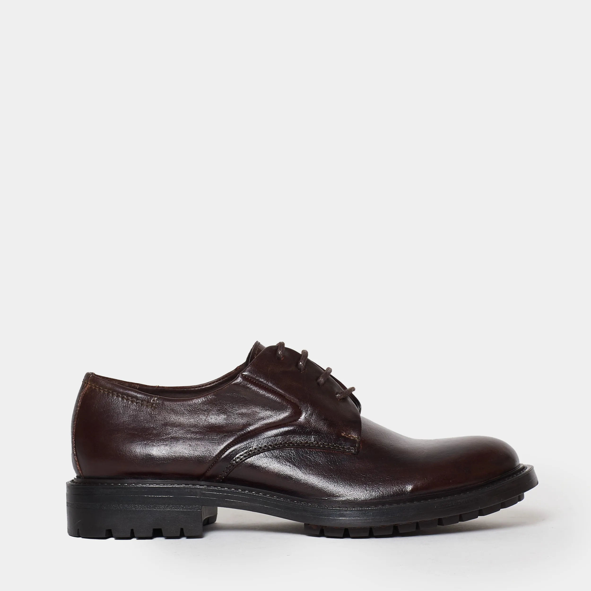 Lace-up derby shoe