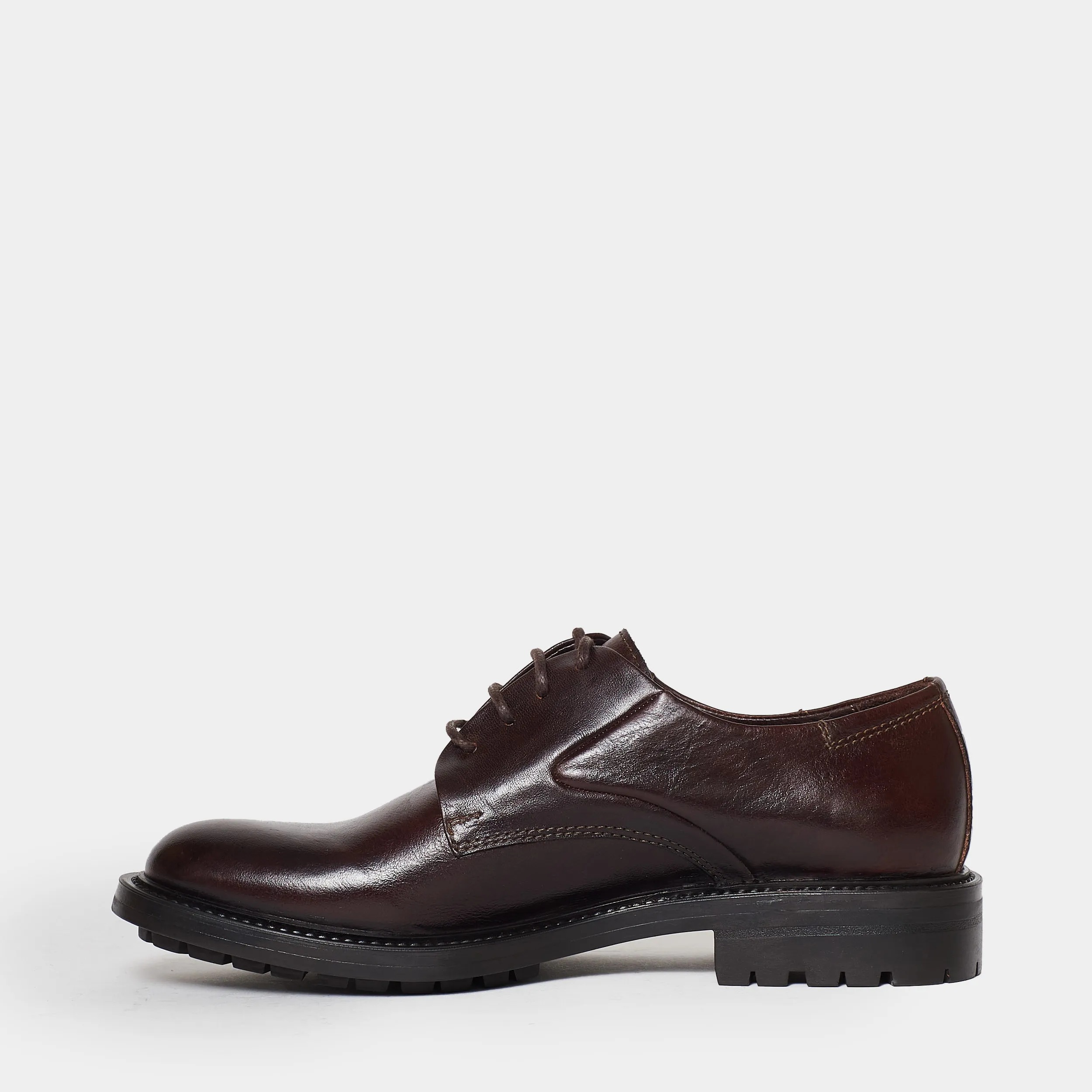 Lace-up derby shoe