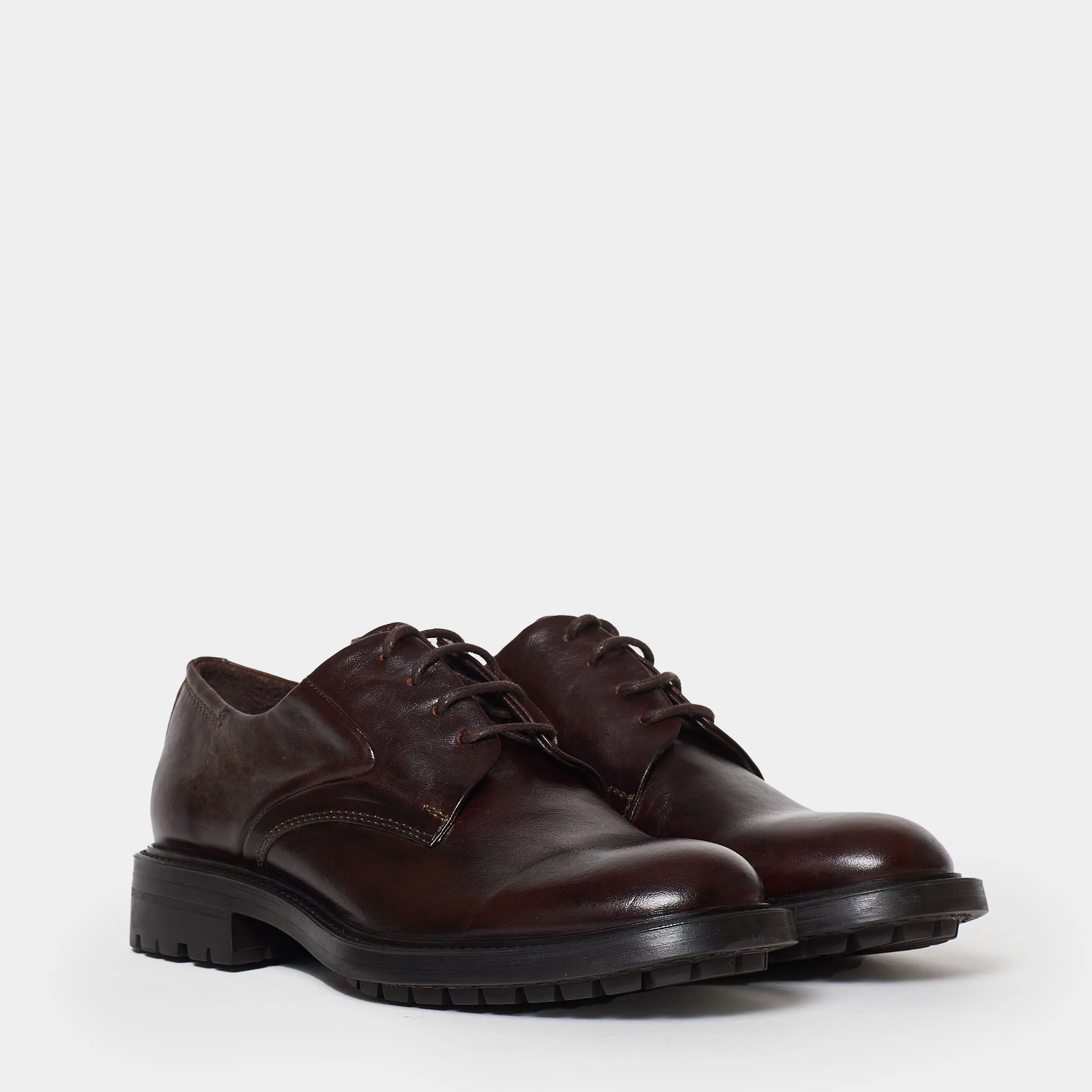 Lace-up derby shoe