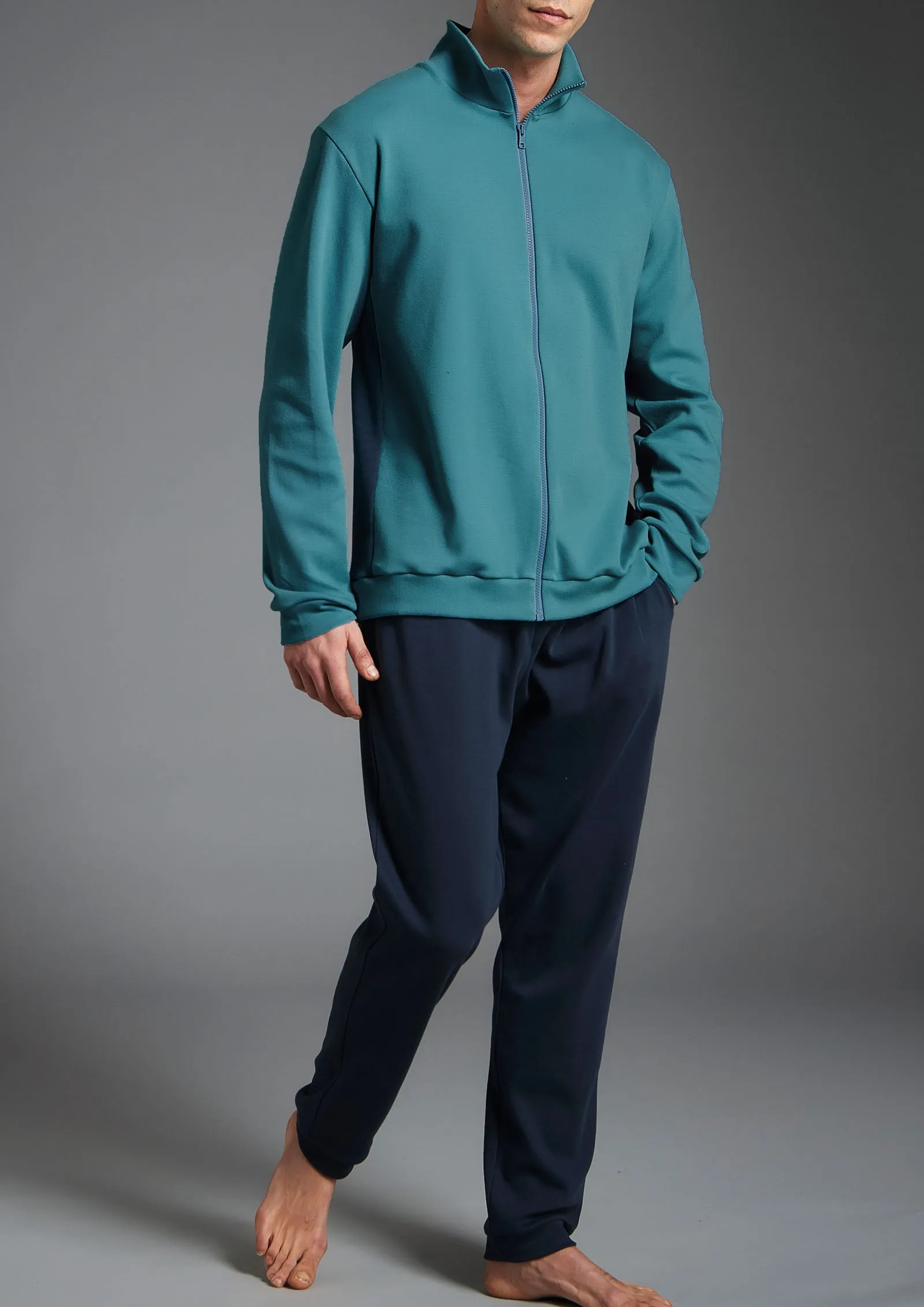 Open cotton elasticized sweatshirt.