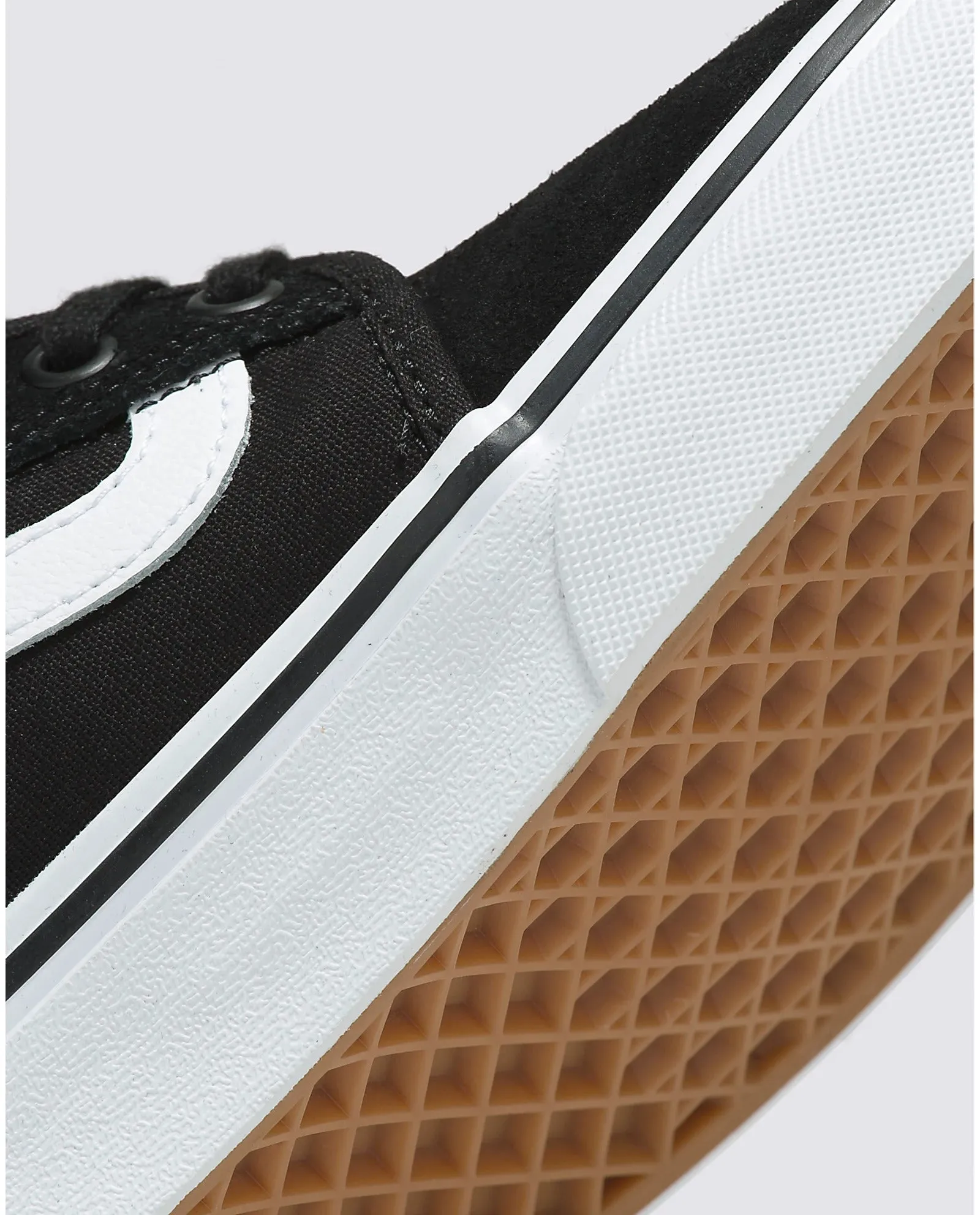 Skate Low Sidestripe Chukka Core